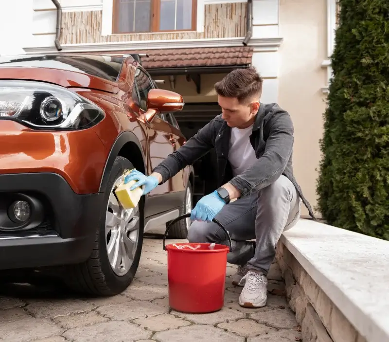 Lavage auto à domicile Monchy-Humières : professionnel intervenant sur un véhicule